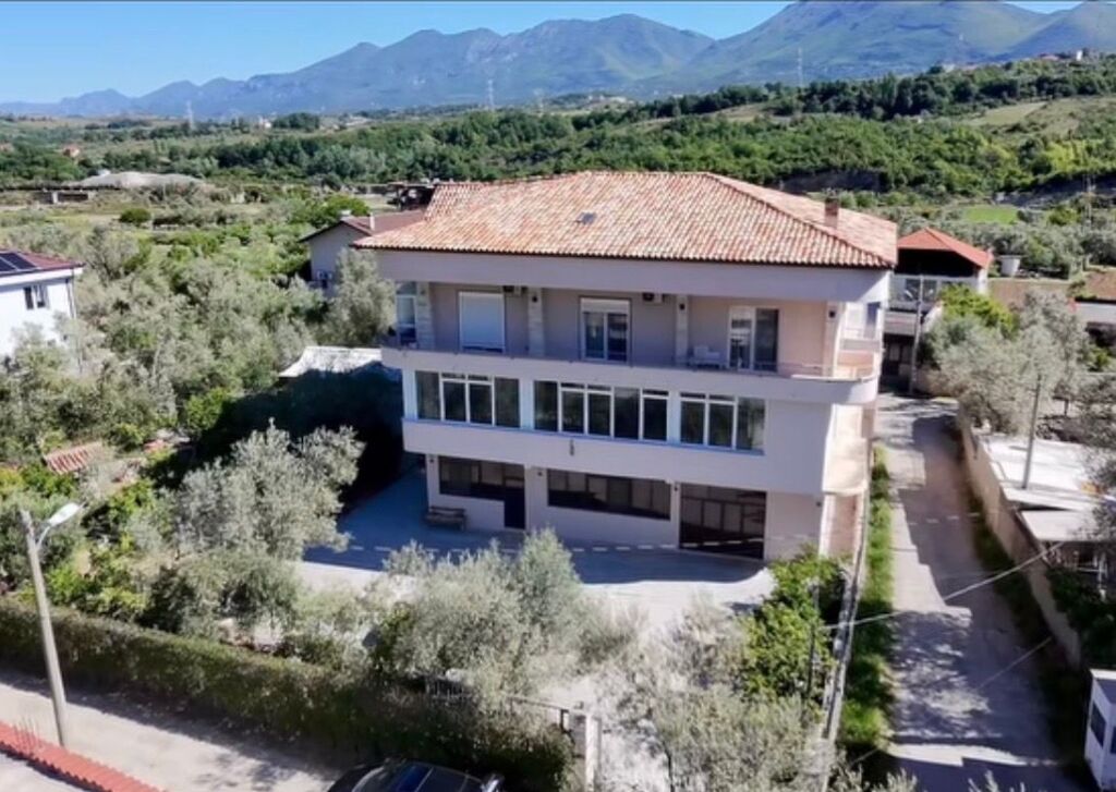 Locale commerciale di 220 m² in affitto a Berzhitë – Accesso diretto dall'autostrada e TEG