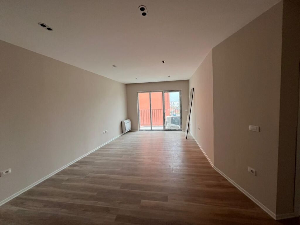 Shitet-Apartament-2+1+2-prane-Shkolles-se-Kuqe