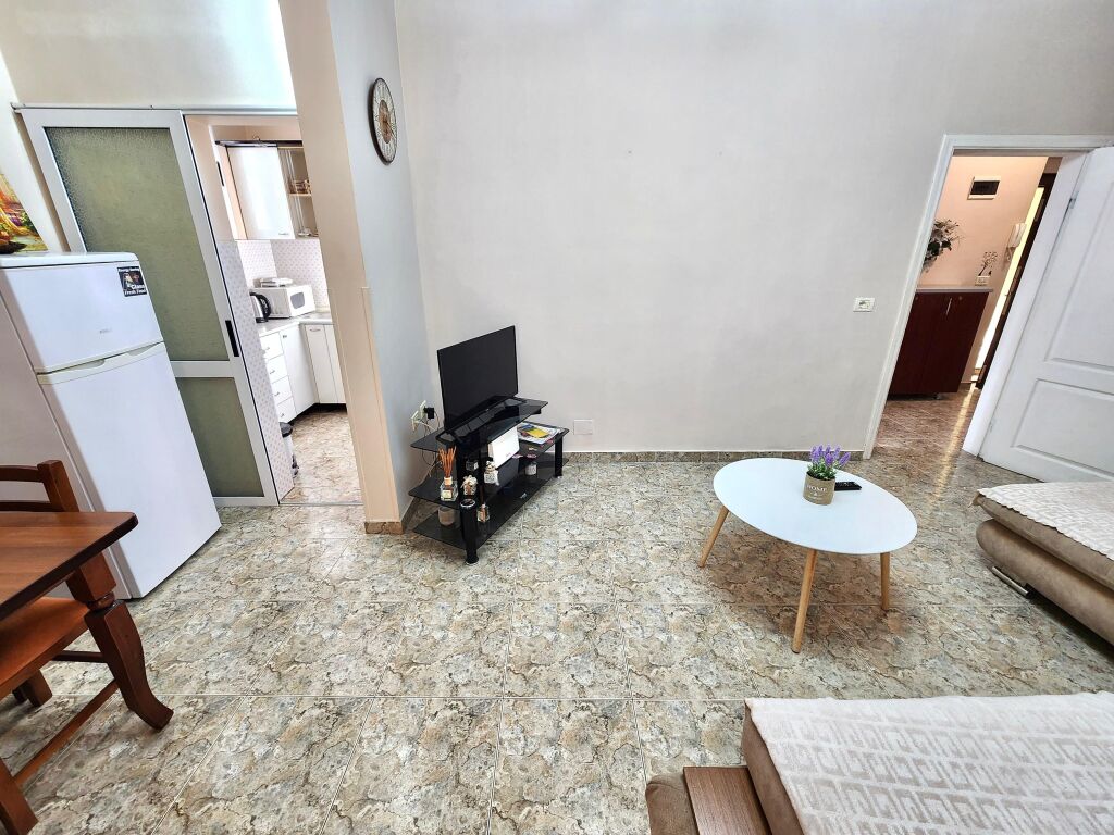 **For Rent: 1+1 + Separate Kitchen (City Center – Plaza, Behind the Museum), 4th Floor, with Elevator – Furnished, 2 Air Conditioners | €600/Month**