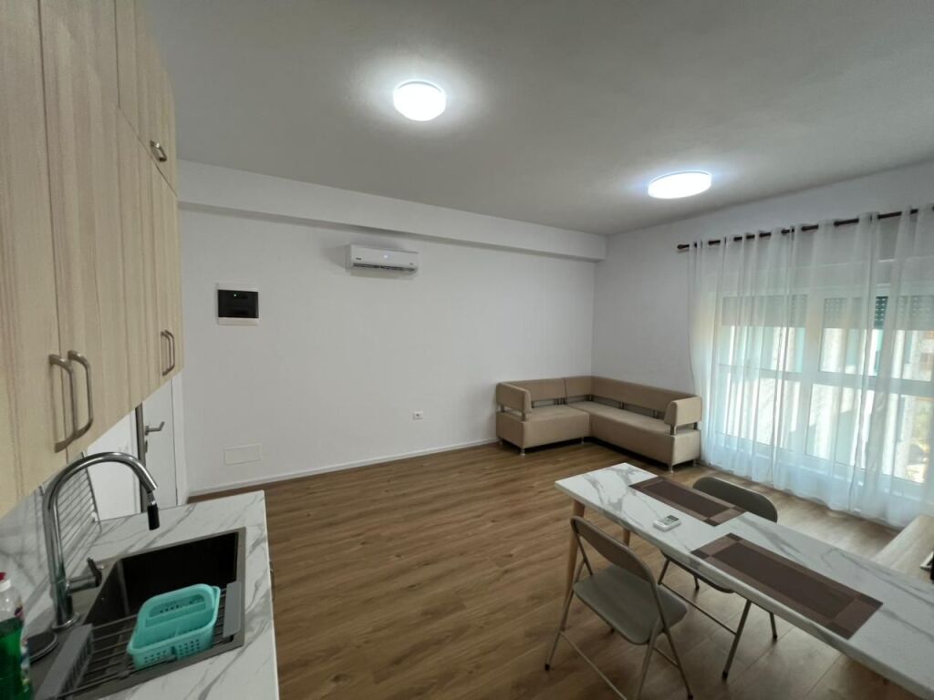 🏢Ne zonen e Ali Demit,Rezidenca Kadiu jepet me qera apartament 1+1,i mobiluar 42,000Leke