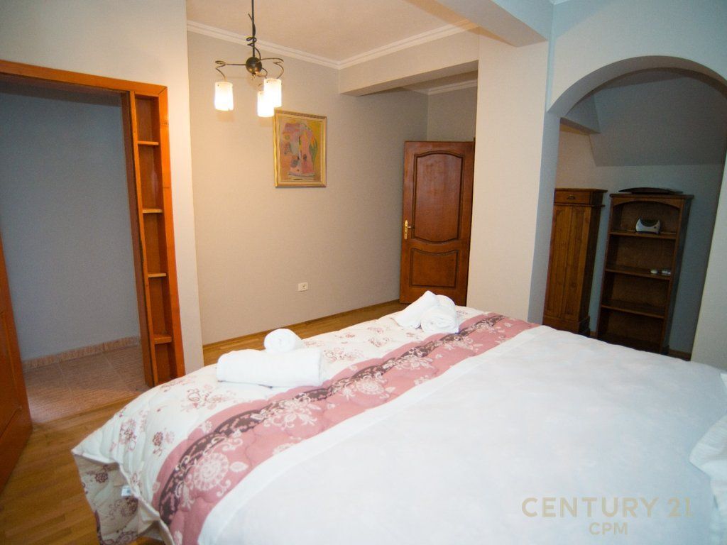 NË SHITJE DUPLEX EKSKLUZIV ME TARRACË PRIVATE, PIAZZA – NË QENDËR TË TIRANËS    610,000 €