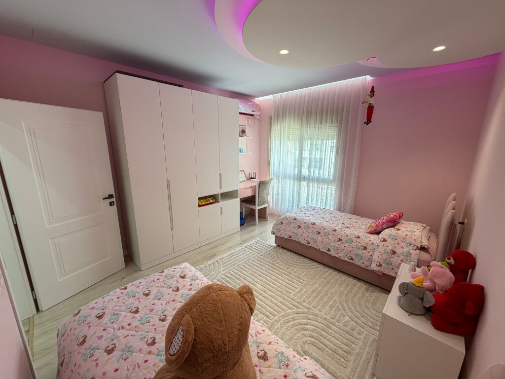 🏡 Appartamento 2+1 in vendita – Vicino a Villa L2, Astir  📍 Posizione: Vicino a Villa L2, Astir 📐 Superficie: 119 m² 🏢 Piano: 5, in palazzo con ascensore 🛋️ Appartamento venduto arredato 🌅 Orientamento: Ovest  💶 Prezzo: 155.000 €  