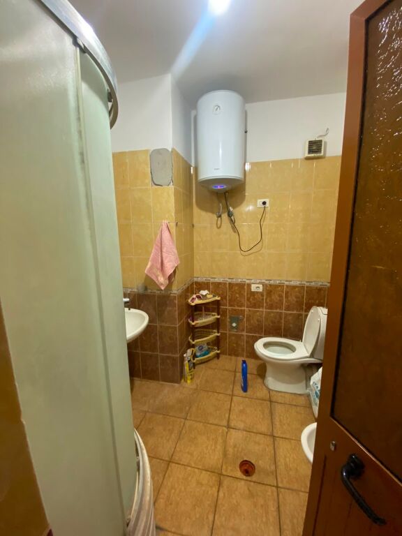 🔥 SUPER OFERTË NË ASTIR – PRANË BAR ARTISTIT! 🔥  🏡 Shitet apartament 2+1 me hipotekë, në një nga zonat më të kërkuara të Astirit.  ✅ Kati 2 banim 📐 118.3 m² bruto | 110 m² neto 💶 165,000 € (i diskutueshëm)