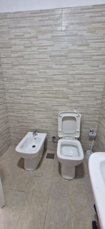 Jepet me qera apartament 1+1 + Parkim  📍 Rr. "Dibrës", pranë QSUT  ✔️ 74 m² ✔️ Kati 2 me ashensor ✔️ Totalisht i mobiluar ✔️ Me kondicioner ✔️ Post parkimi i përfshirë       Cmimi 50000 lek /muaj