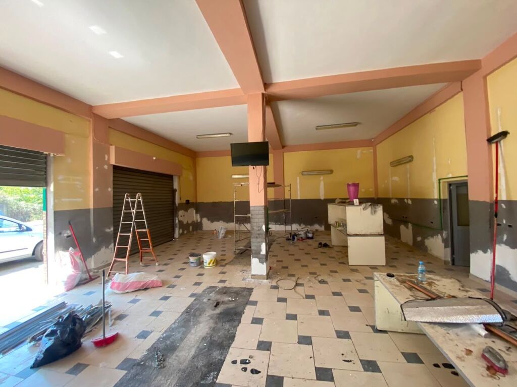 Locale commerciale+Parcheggio 900 m2+Appartamento arredato 3+1 in affitto a Kashar, vicino a Top Channel, Astir, Yzberisht.