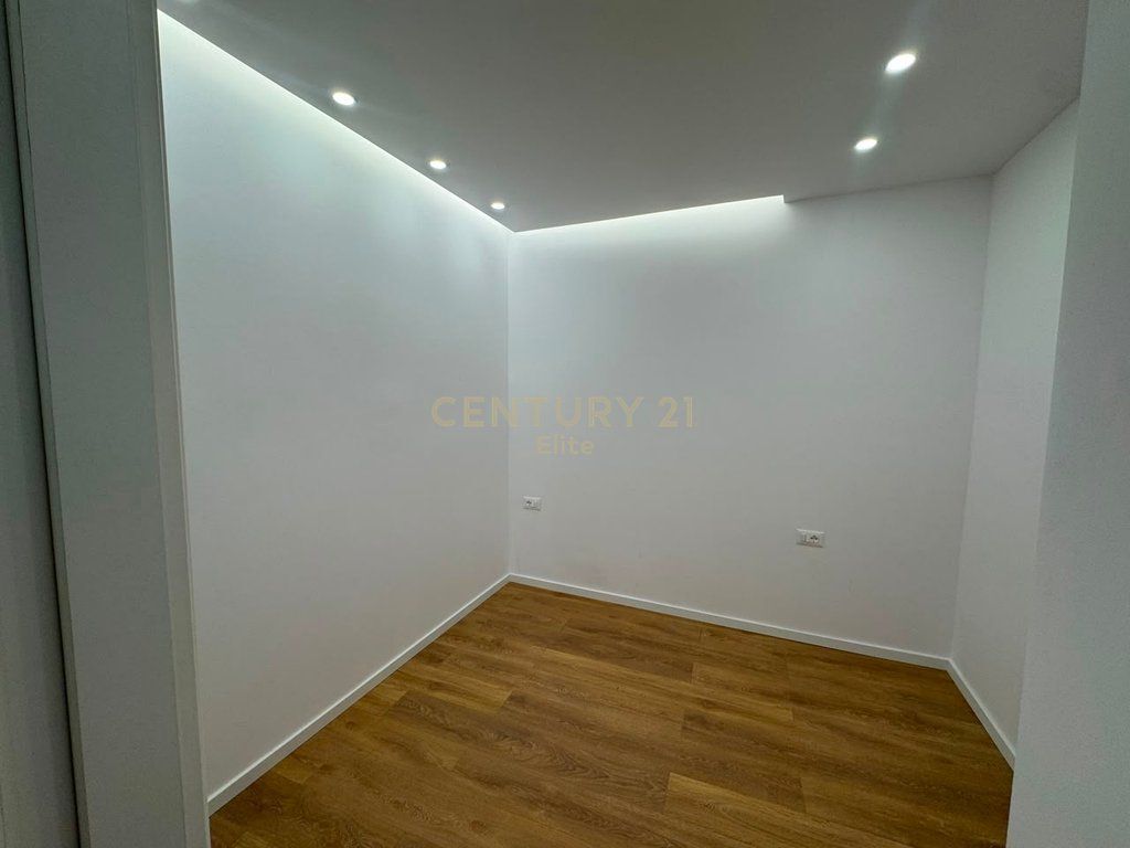 Apartament 1+1 Për Shitje në Komuna e Parisit,