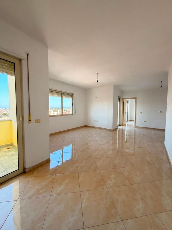 Shitet Apartament 2+1 me Super Verandë dhe Pamje nga Deti – Plazh, Durrës