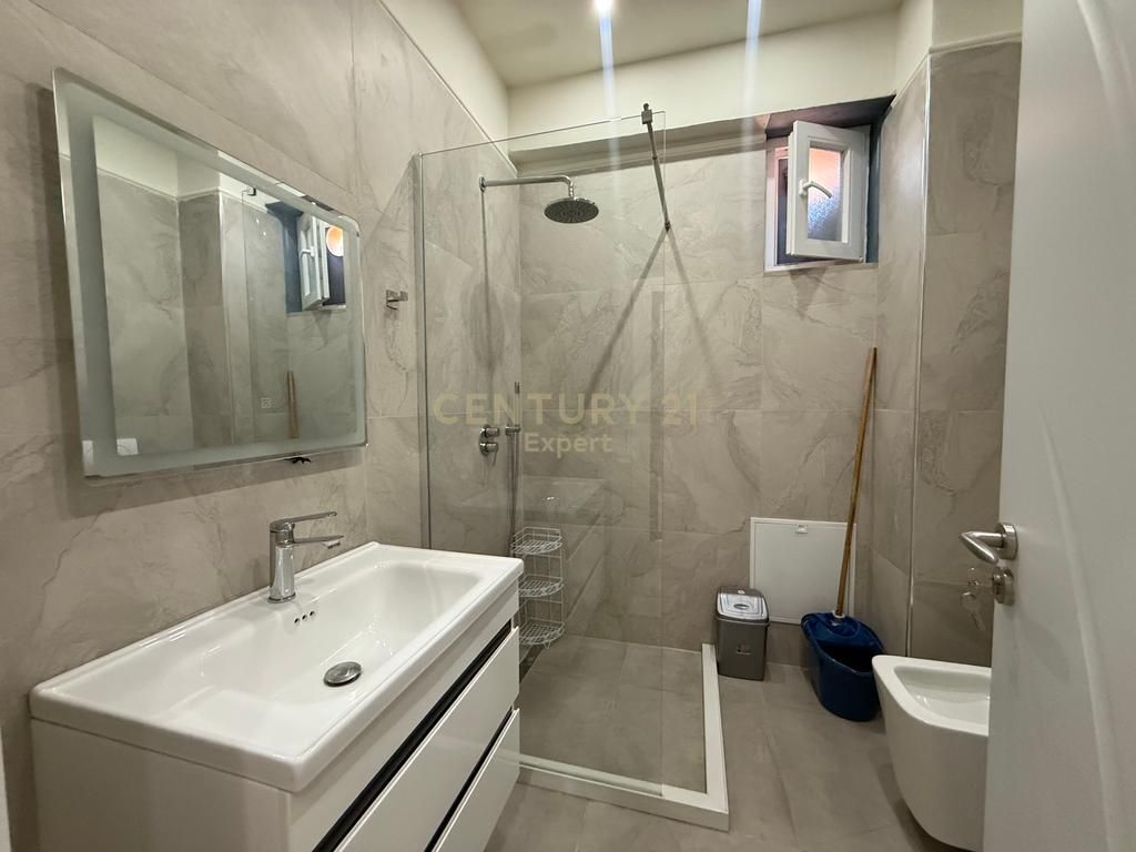 APARTAMENT 1+1 NE RRUGEN E BARRIKADAVE PER QIRA!
