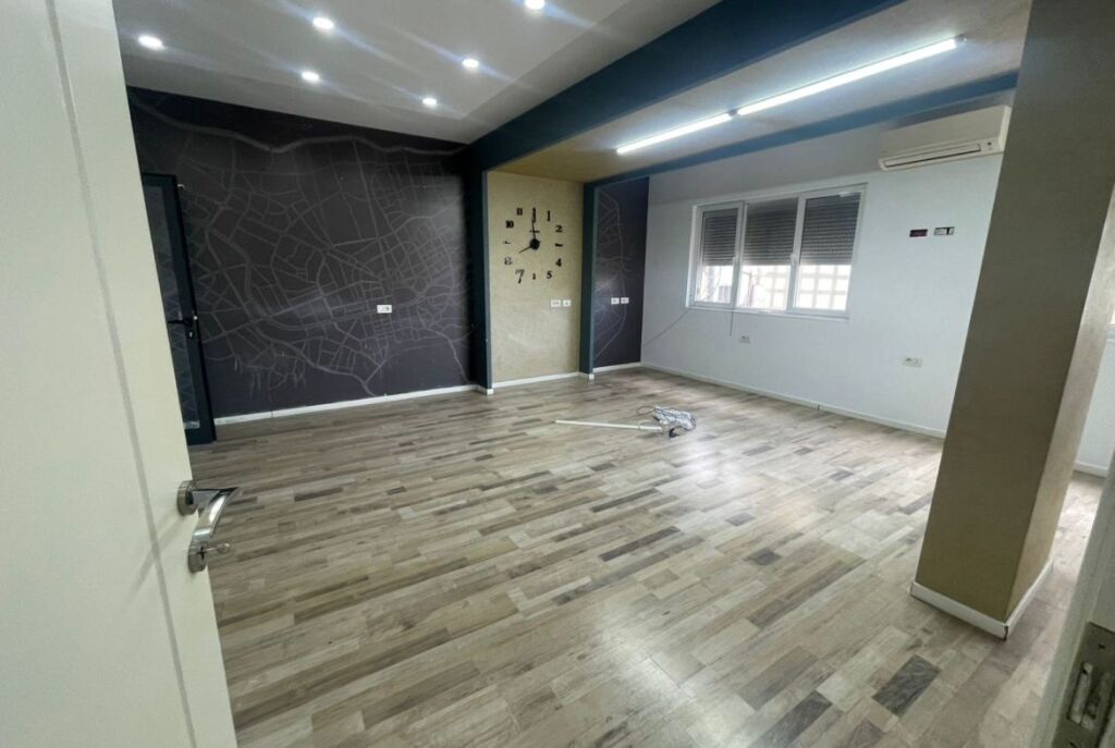 Ufficio in Affitto 2+1 Vicino a Piazza Willson (ID BZ2656) Tirana