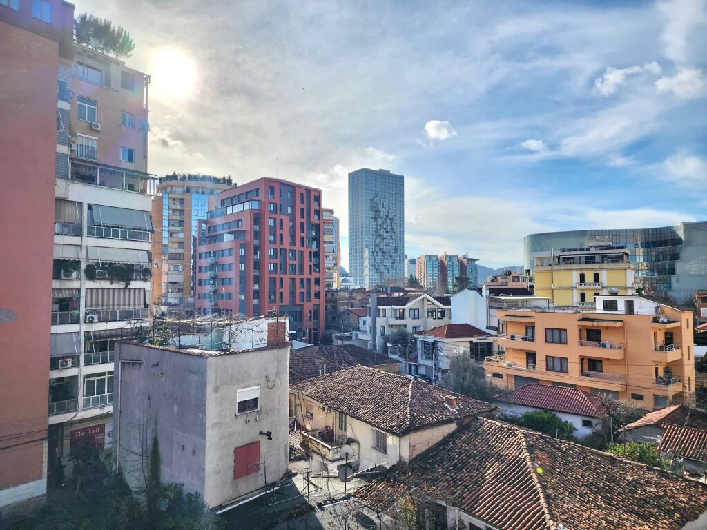 **For Rent: 1+1 + Separate Kitchen (City Center – Plaza, Behind the Museum), 4th Floor, with Elevator – Furnished, 2 Air Conditioners | €600/Month**