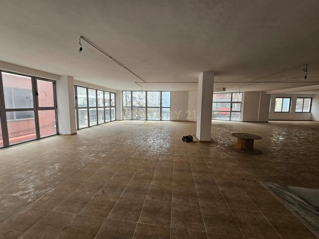 Opportunity! Commercial Space for Sale 818m2 at 1300 euro/m2, Yzberish! 3 parking spaces included in the price!