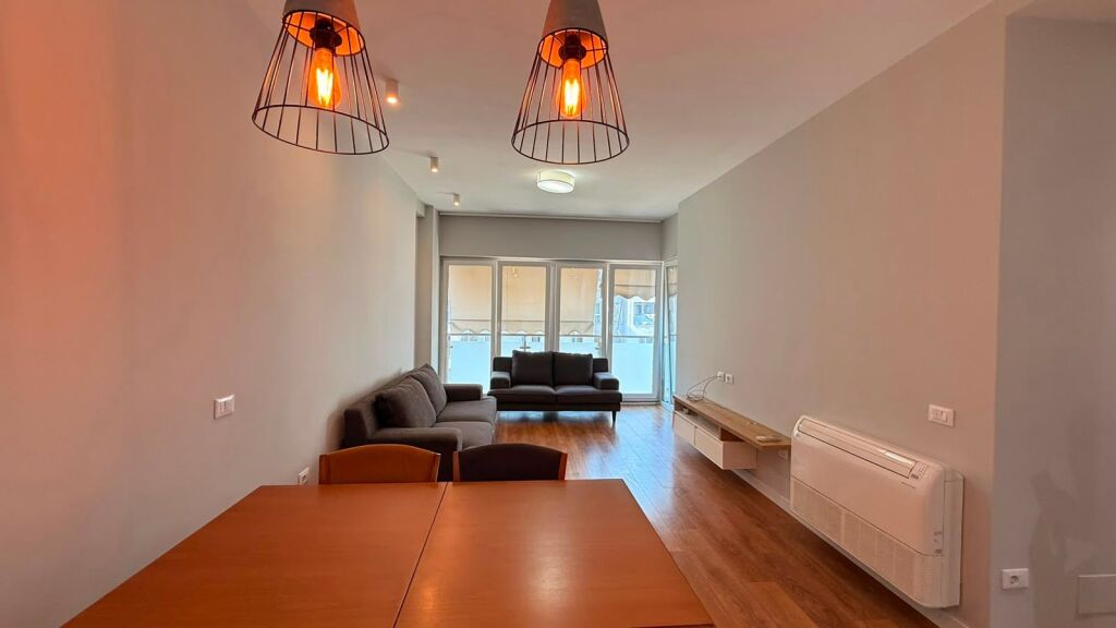 Apartament 2+1 me Qira te Komuna e Parisit, Tiranë