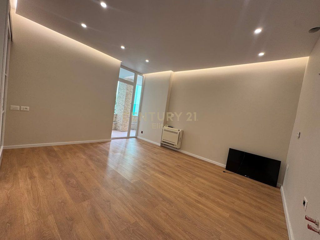 Apartament 1+1 Për Shitje në Komuna e Parisit