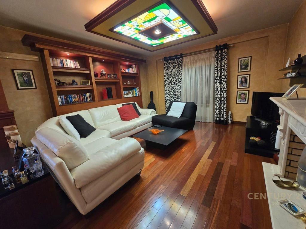 SHITET APARTAMENT ME VERANDE TEK GARDA