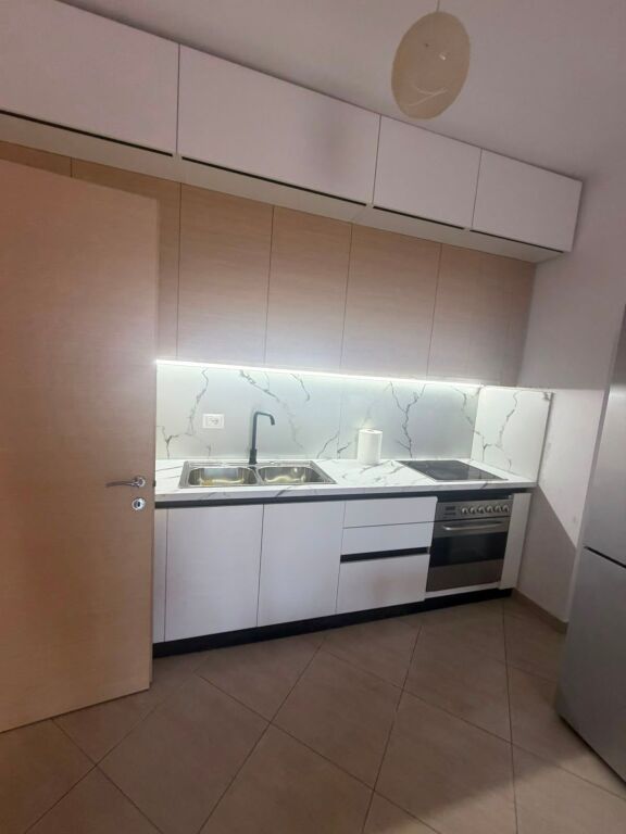 Jepet me qera Apartamenti 2+1, Bulevardi Astir tek Optika Luani 450 mije leke te vjetra