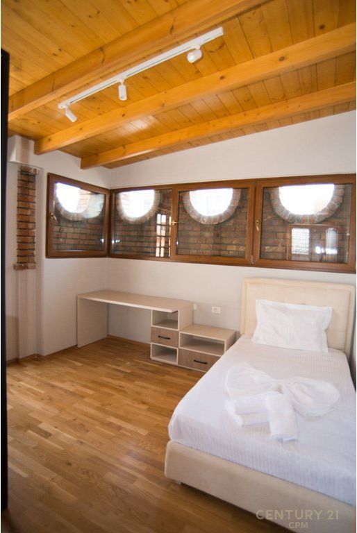 NË SHITJE DUPLEX EKSKLUZIV ME TARRACË PRIVATE, PIAZZA – NË QENDËR TË TIRANËS
