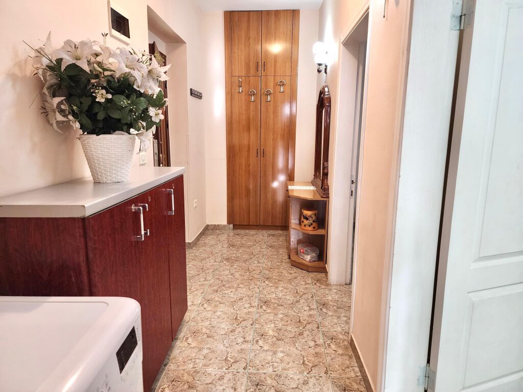 **For Rent: 1+1 + Separate Kitchen (City Center – Plaza, Behind the Museum), 4th Floor, with Elevator – Furnished, 2 Air Conditioners | €600/Month**