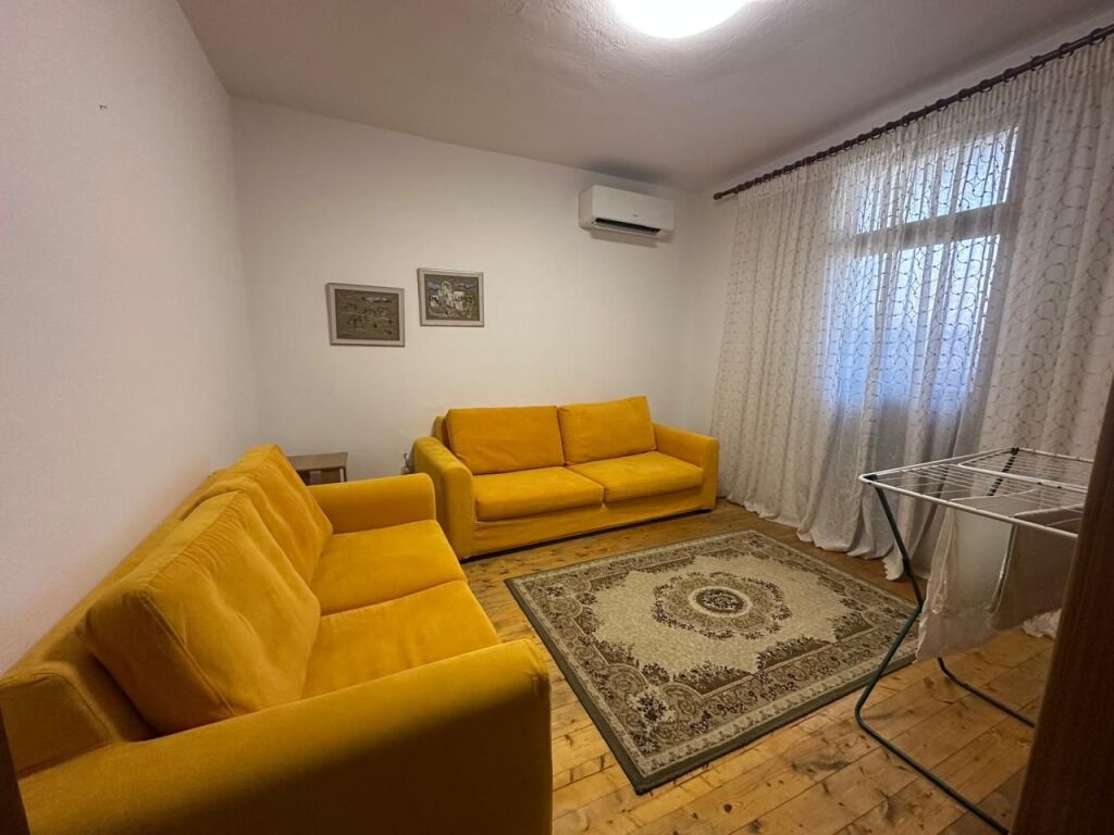 🏠Tek Xhamlliku jepet me qera kati i I-re i nje vile,2+1,i mobiluar 50,000Lek