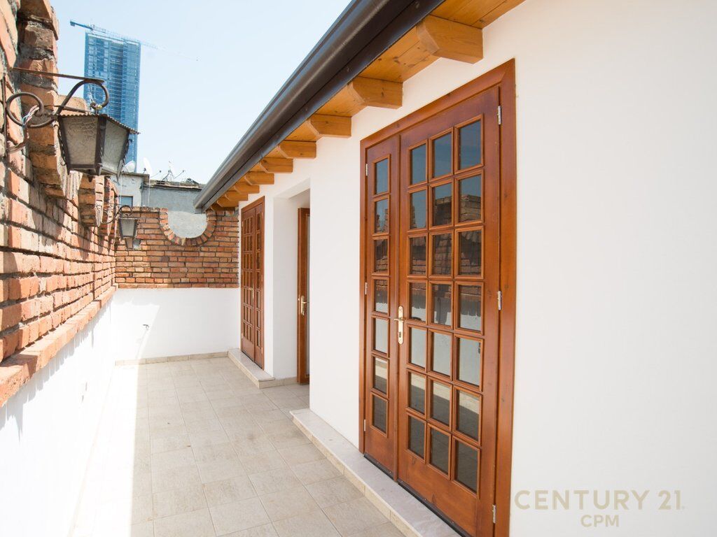 NË SHITJE DUPLEX EKSKLUZIV ME TARRACË PRIVATE, PIAZZA – NË QENDËR TË TIRANËS    610,000 €