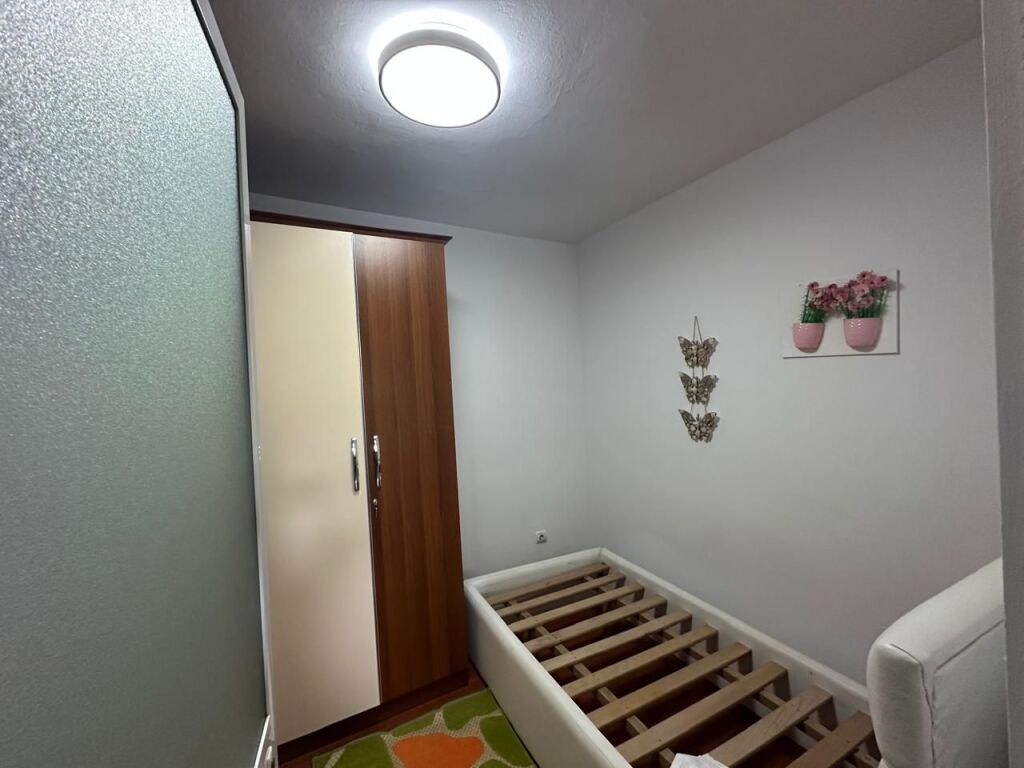 🏠Tek Xhamlliku jepet me qera kati i I-re i nje vile,2+1,i mobiluar 50,000Lek