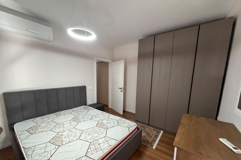 APARTAMENT 2+1 ME QIRA RRUGA E BARRIKADAVE