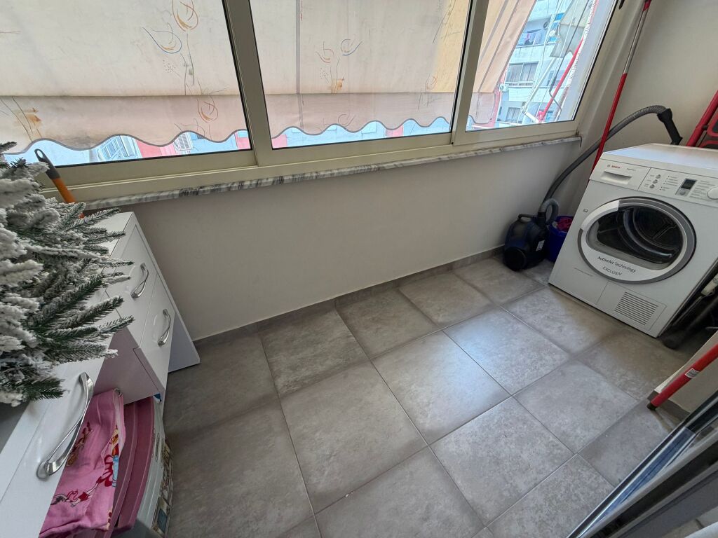 🏡 Appartamento 2+1 in vendita – Vicino a Villa L2, Astir  📍 Posizione: Vicino a Villa L2, Astir 📐 Superficie: 119 m² 🏢 Piano: 5, in palazzo con ascensore 🛋️ Appartamento venduto arredato 🌅 Orientamento: Ovest  💶 Prezzo: 155.000 €  
