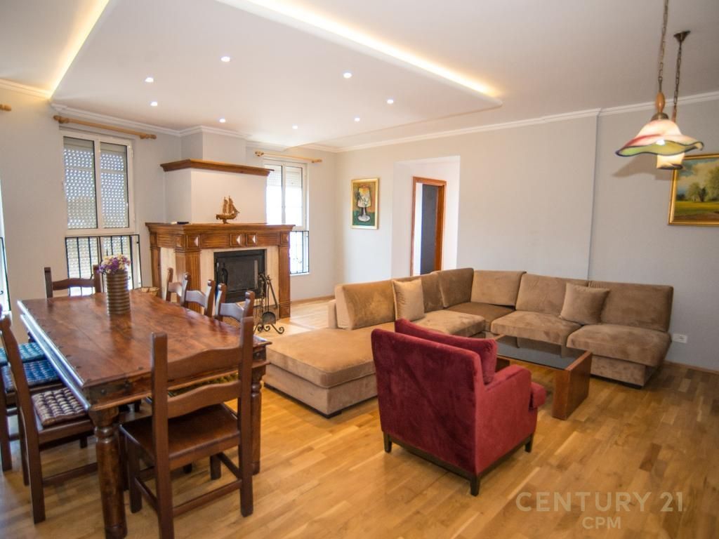 NË SHITJE DUPLEX EKSKLUZIV ME TARRACË PRIVATE, PIAZZA – NË QENDËR TË TIRANËS    610,000 €