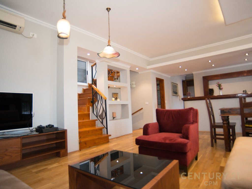 NË SHITJE DUPLEX EKSKLUZIV ME TARRACË PRIVATE, PIAZZA – NË QENDËR TË TIRANËS