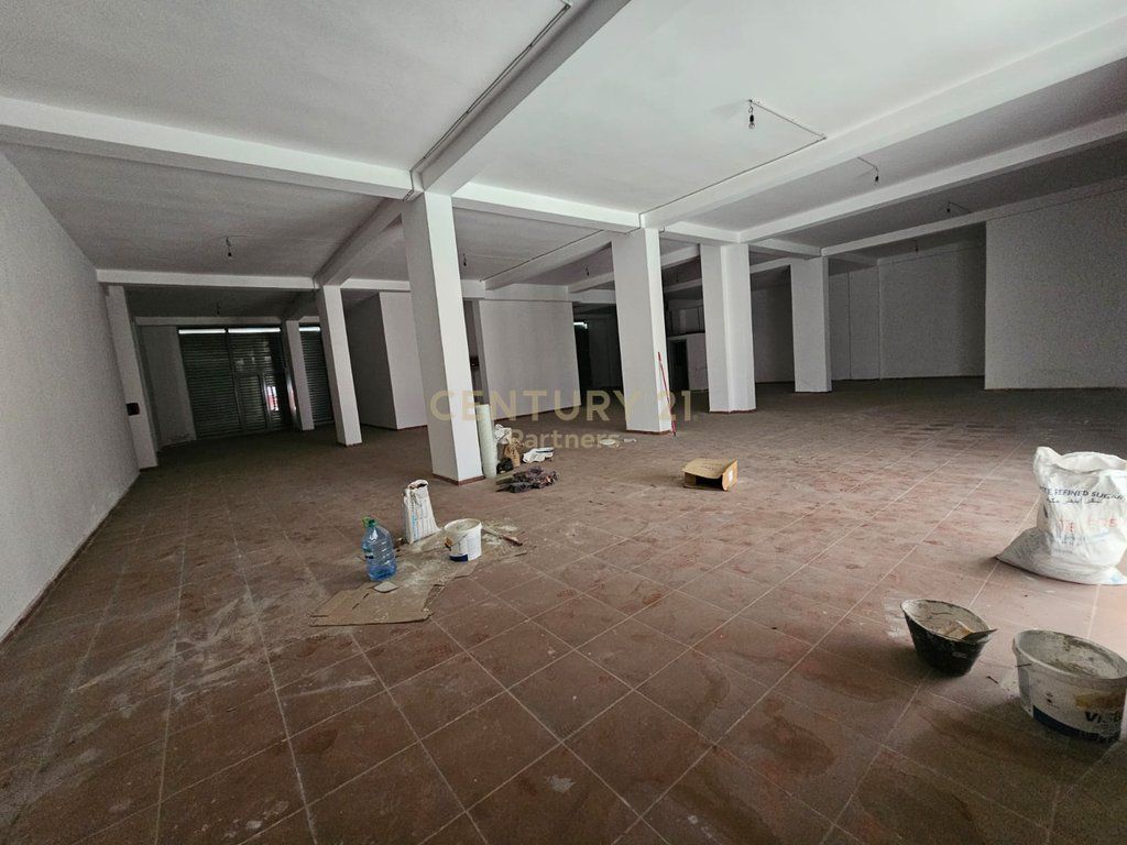 Opportunity! Commercial Space for Sale 818m2 at 1300 euro/m2, Yzberish! 3 parking spaces included in the price!