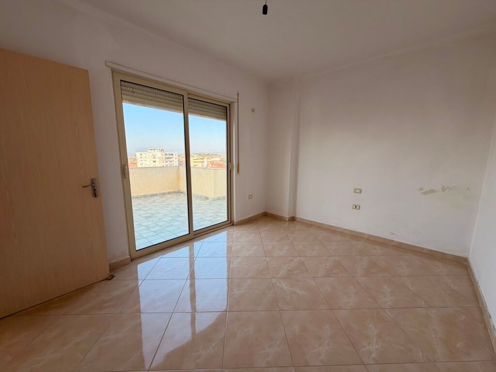 Shitet Apartament 2+1 me Super Verandë dhe Pamje nga Deti – Plazh, Durrës