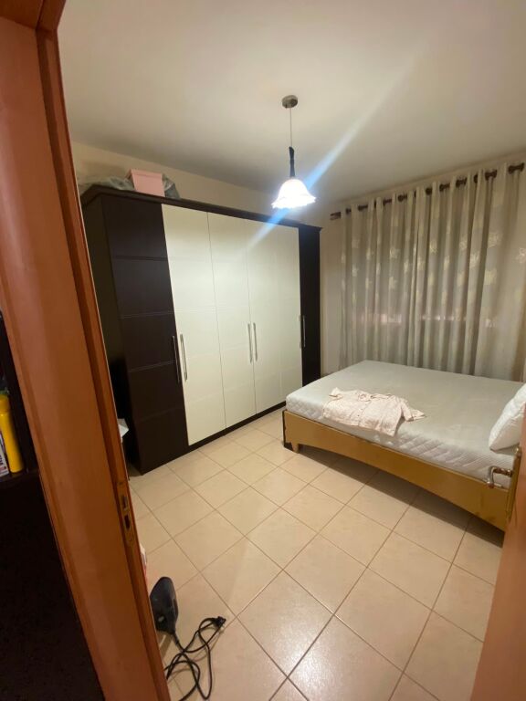 🔥 SUPER OFERTË NË ASTIR – PRANË BAR ARTISTIT! 🔥  🏡 Shitet apartament 2+1 me hipotekë, në një nga zonat më të kërkuara të Astirit.  ✅ Kati 2 banim 📐 118.3 m² bruto | 110 m² neto 💶 165,000 € (i diskutueshëm)