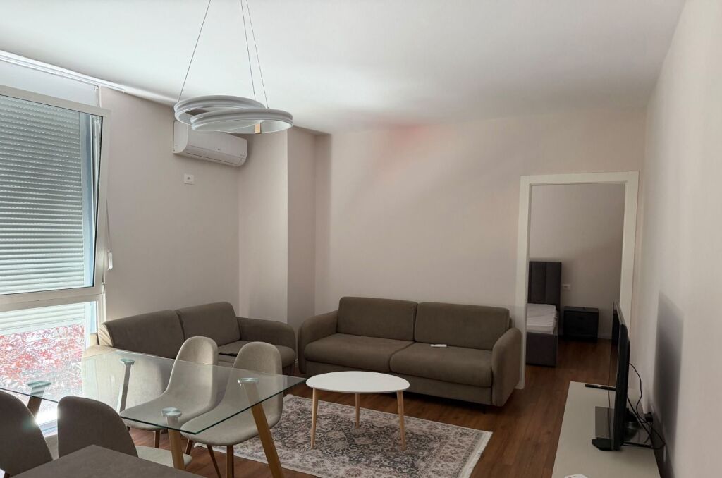 APARTAMENT 2+1 ME QIRA RRUGA E BARRIKADAVE