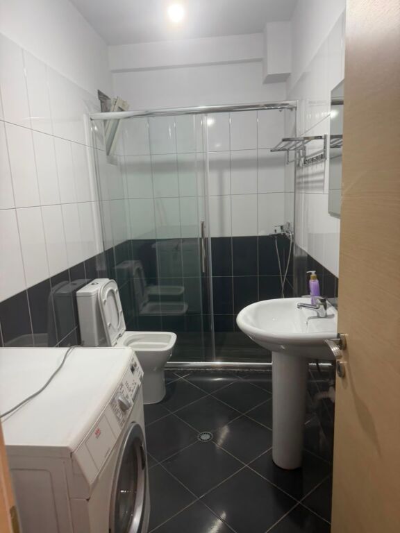 Jepet me qera Apartamenti 2+1, Bulevardi Astir tek Optika Luani 450 mije leke te vjetra