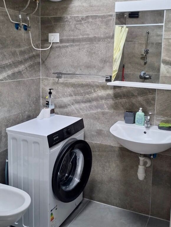 🏡 QERA Apartament 1+1 Me Parking 📍 Prane Xhamise Se Tabakeve 🛣️ Rruga “Shyqyri Ishmi” ✨