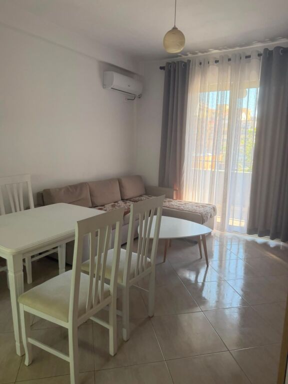 Jepet me qera Apartamenti 2+1, Bulevardi Astir tek Optika Luani 450 mije leke te vjetra