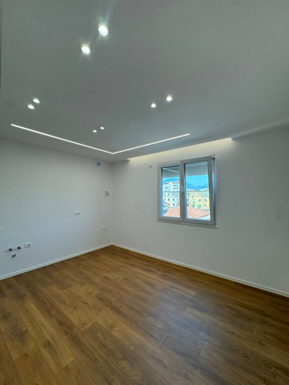 Shitet Apartament  2+1 Rruga 4 Dëshmorët