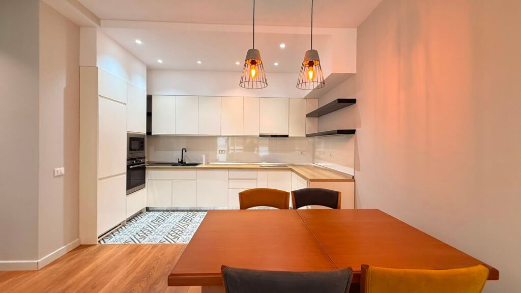 Apartament 2+1 me Qira te Komuna e Parisit, Tiranë