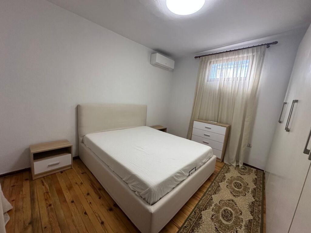 🏠Tek Xhamlliku jepet me qera kati i I-re i nje vile,2+1,i mobiluar 50,000Lek