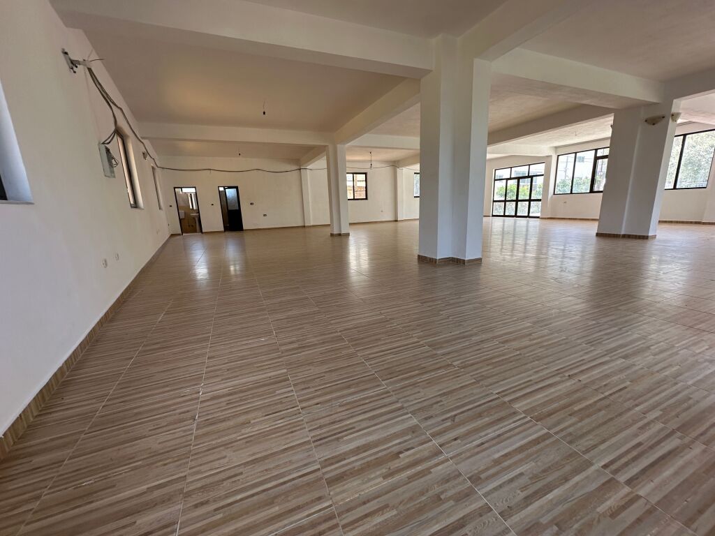 Locale commerciale di 220 m² in affitto a Berzhitë – Accesso diretto dall'autostrada e TEG