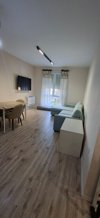 Jepet me qira apartament 1+1 + post parkimi  📍 Rruga Shyqyri Ishmi, pranë Xhamisë së Tabakëve