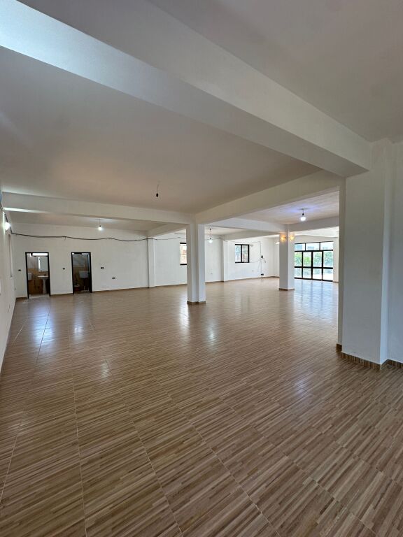 Locale commerciale di 220 m² in affitto a Berzhitë – Accesso diretto dall'autostrada e TEG