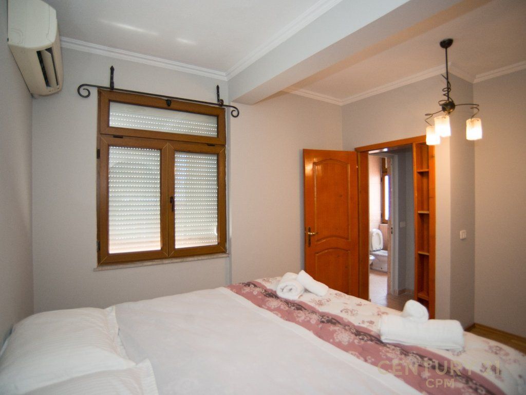 NË SHITJE DUPLEX EKSKLUZIV ME TARRACË PRIVATE, PIAZZA – NË QENDËR TË TIRANËS    610,000 €