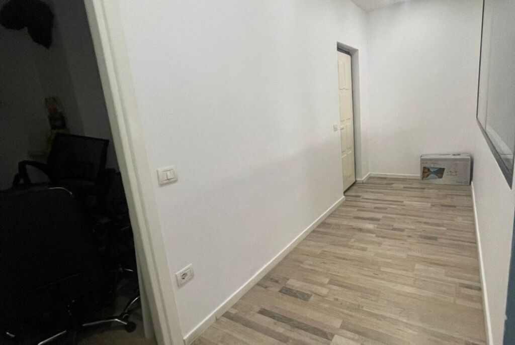 Ufficio in Affitto 2+1 Vicino a Piazza Willson (ID BZ2656) Tirana