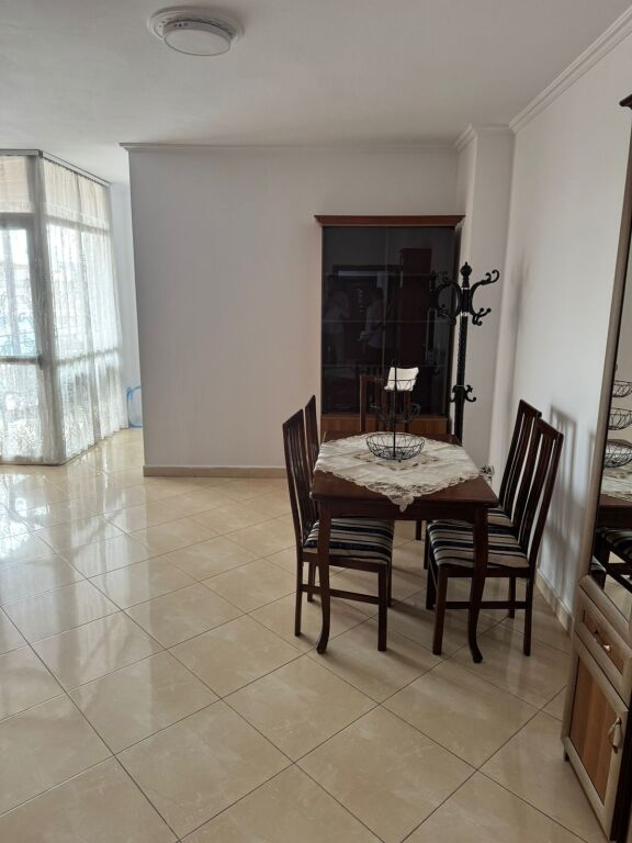 Rruga Barrikadave jepet me qira Apartament 2+1i mobiluar