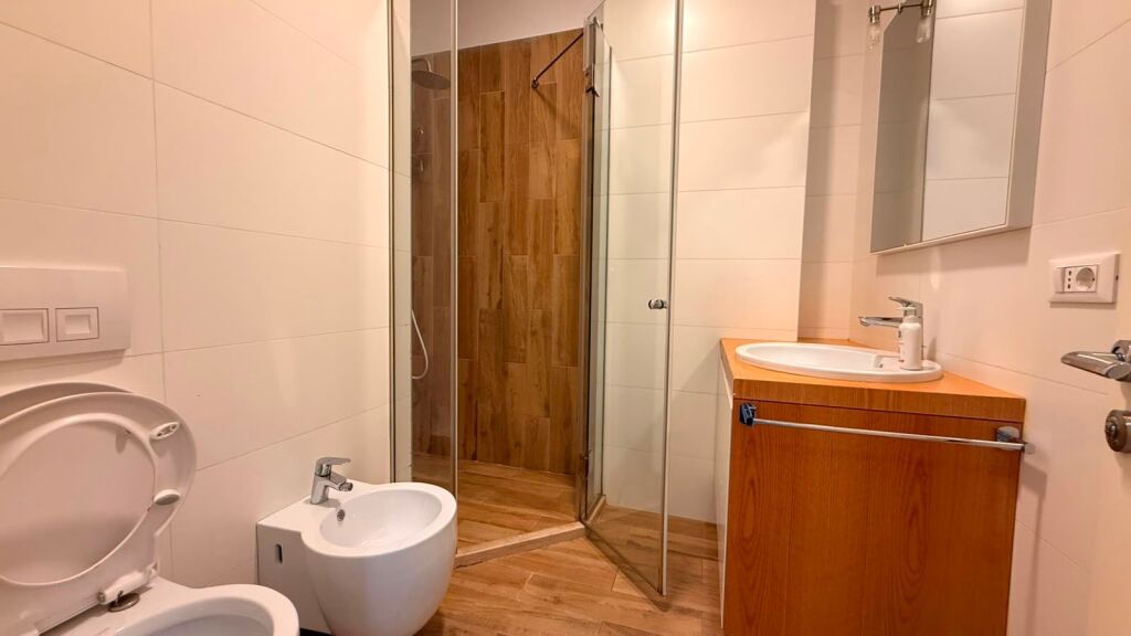 Apartament 2+1 me Qira te Komuna e Parisit, Tiranë