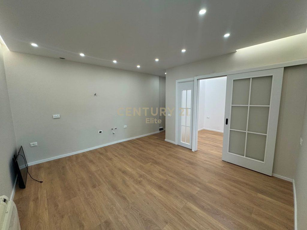 Apartament 1+1 Për Shitje në Komuna e Parisit, 138,800 €