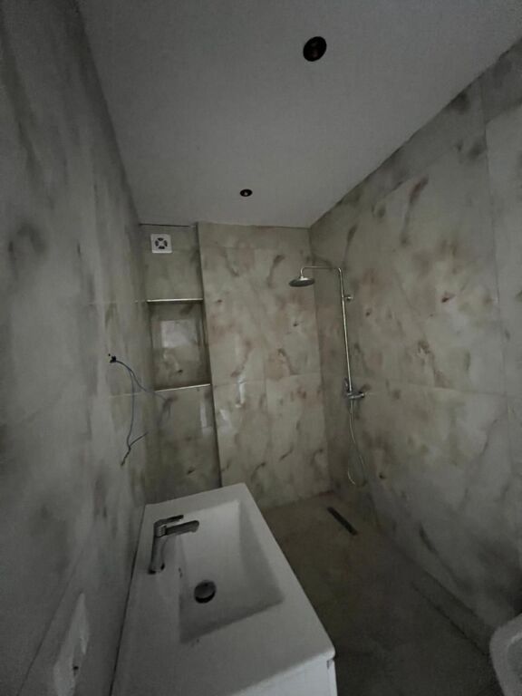 Shitet-Apartament-2+1+2-prane-Shkolles-se-Kuqe