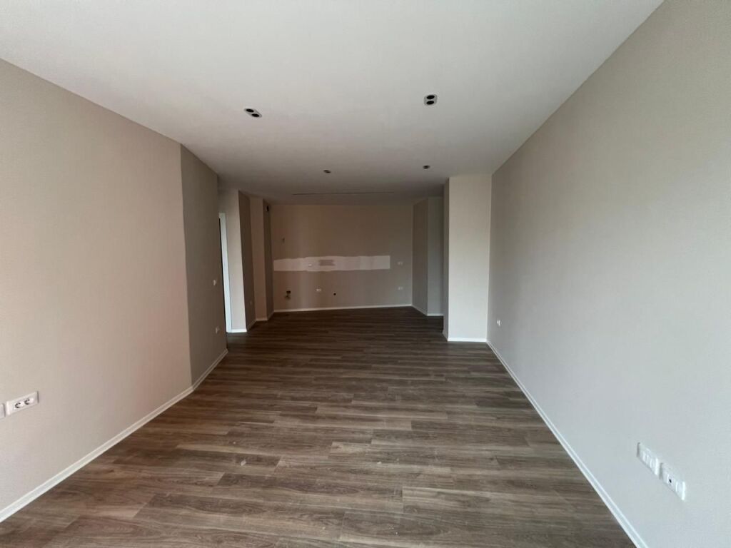 Shitet-Apartament-2+1+2-prane-Shkolles-se-Kuqe