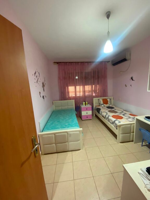 🔥 SUPER OFERTË NË ASTIR – PRANË BAR ARTISTIT! 🔥  🏡 Shitet apartament 2+1 me hipotekë, në një nga zonat më të kërkuara të Astirit.  ✅ Kati 2 banim 📐 118.3 m² bruto | 110 m² neto 💶 165,000 € (i diskutueshëm)