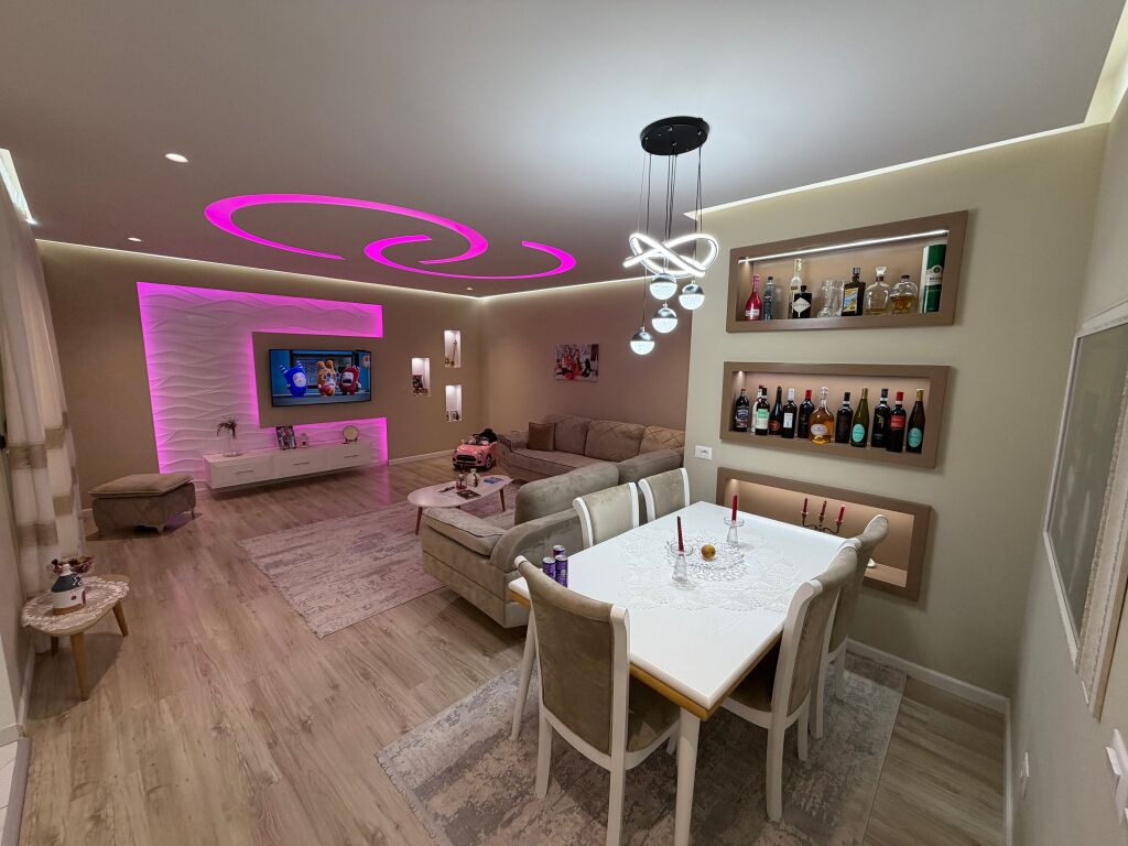🏡 Appartamento 2+1 in vendita – Vicino a Villa L2, Astir  📍 Posizione: Vicino a Villa L2, Astir 📐 Superficie: 119 m² 🏢 Piano: 5, in palazzo con ascensore 🛋️ Appartamento venduto arredato 🌅 Orientamento: Ovest  💶 Prezzo: 155.000 €  